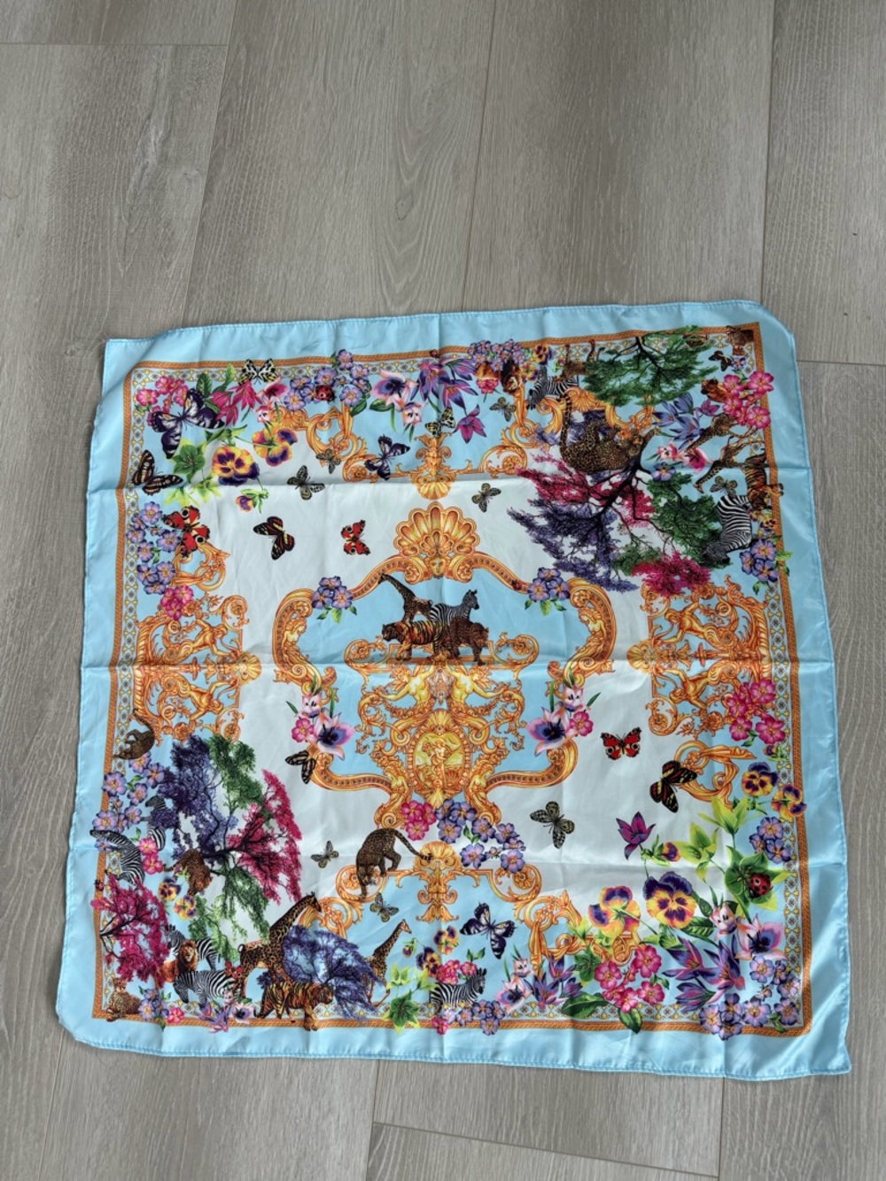 SCARF SILK LOOK PLANTS & ANIMALS PATTERN 
100 percent polyester colorful unique